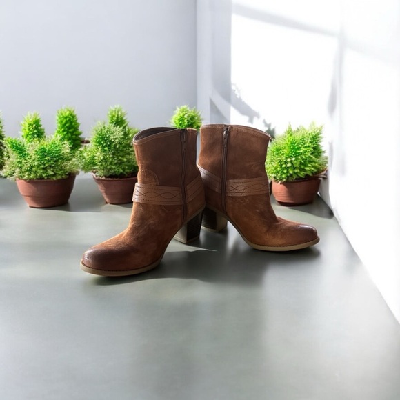 Earth Boots 9.5 Tan Suede Side Zip Boho Western Like New - Picture 2 of 6